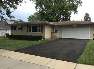 9 Lexington Ave, South Elgin, IL 60177