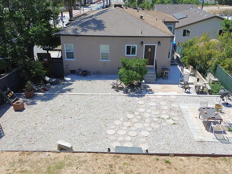 2421 Alcazar St — Photo 30