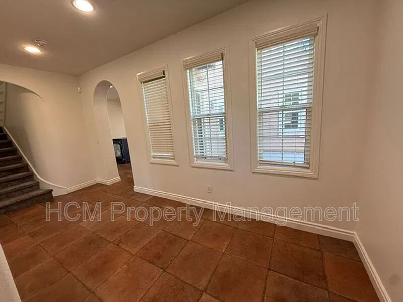 5 bed, 4.0 bath, 3630 sqft, $7,800 — Photo 4