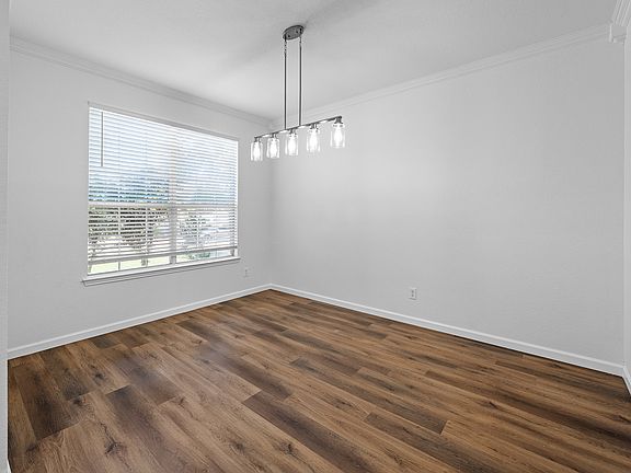4th image of 1052 Harriman Dr