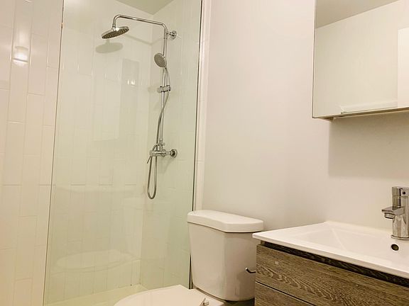 5th image of 5716 N Winthrop Ave #605