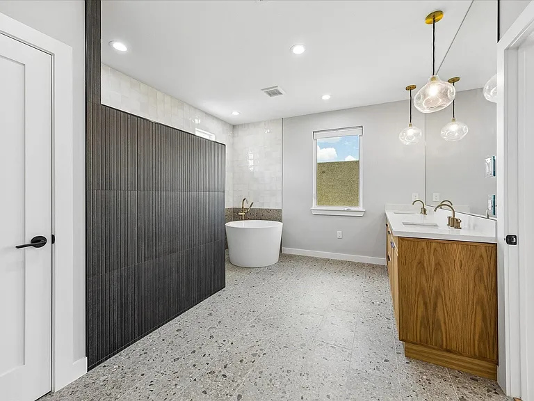 304 Hogan St — Photo 15