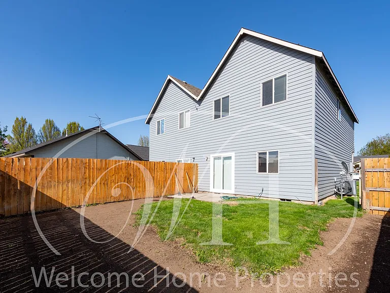 23 NW Earl Ln — Photo 21