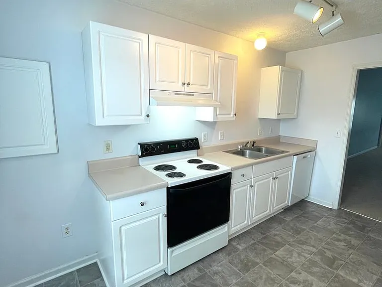 220 John Ct — Photo 7