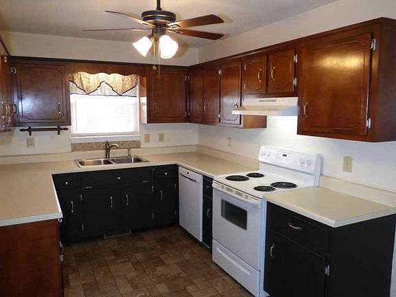 3rd image of 916 Lindsey Dr