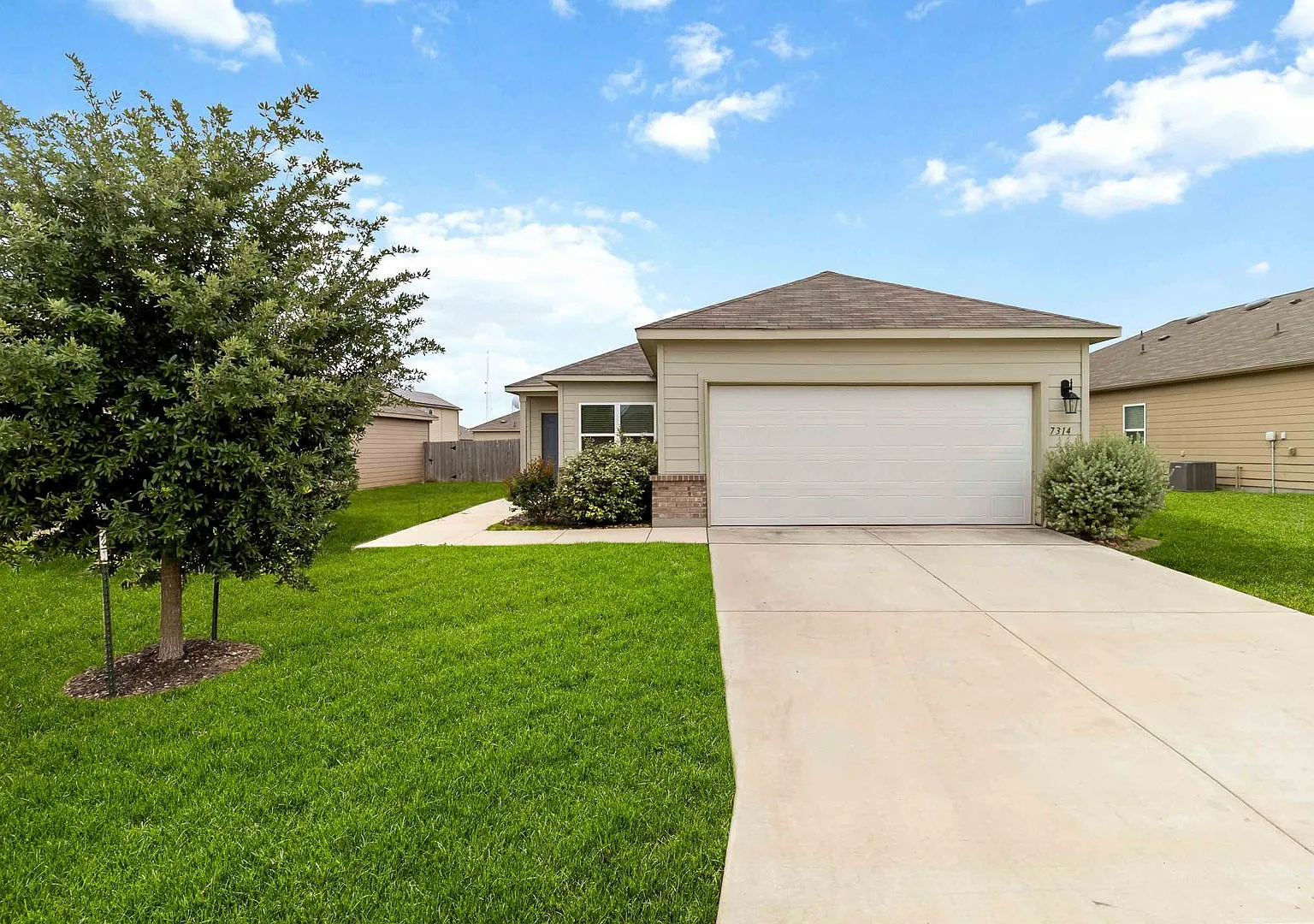 Beautiful 3-bed, 2-bath home for lease in a fabulous Converse neighborhood! — Photo 2