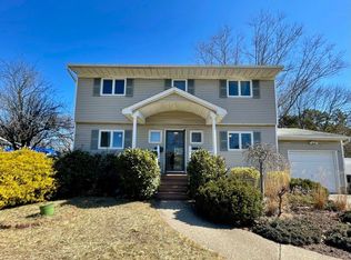 7 Vernon Ln, Centereach, NY 11720