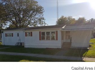 111 N McElroy St, Raymond, IL 62560