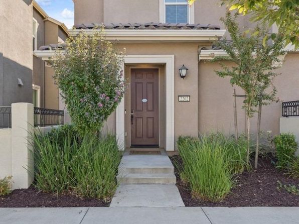 2202 Village Green Dr