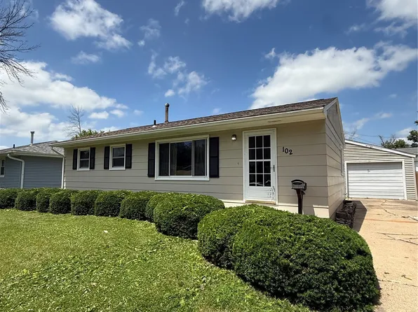 102 27th Avenue Dr SW, Cedar Rapids, IA 52404