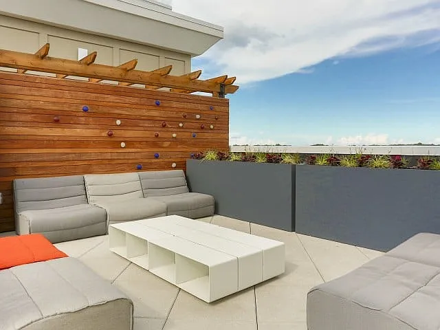 R Sky Lounge