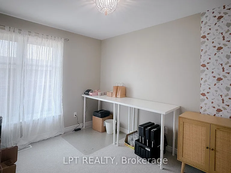 552 Labrador Cres — Photo 23