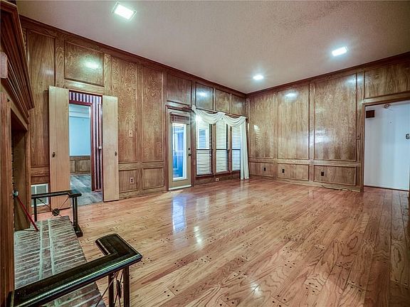 3rd image of 3028 Club Country Dr