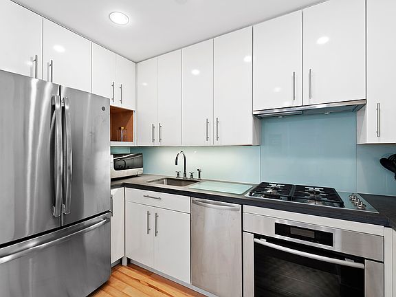 5th image of 631 E 9th St APT 4B