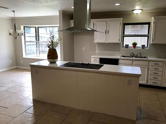 Bay window in dining area!