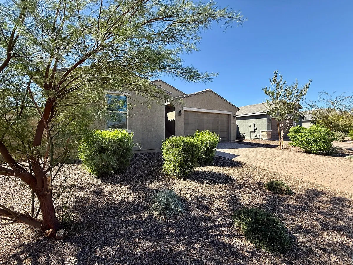 5 bed, 3.0 bath, 2413 sqft, $3,500 — Photo 2