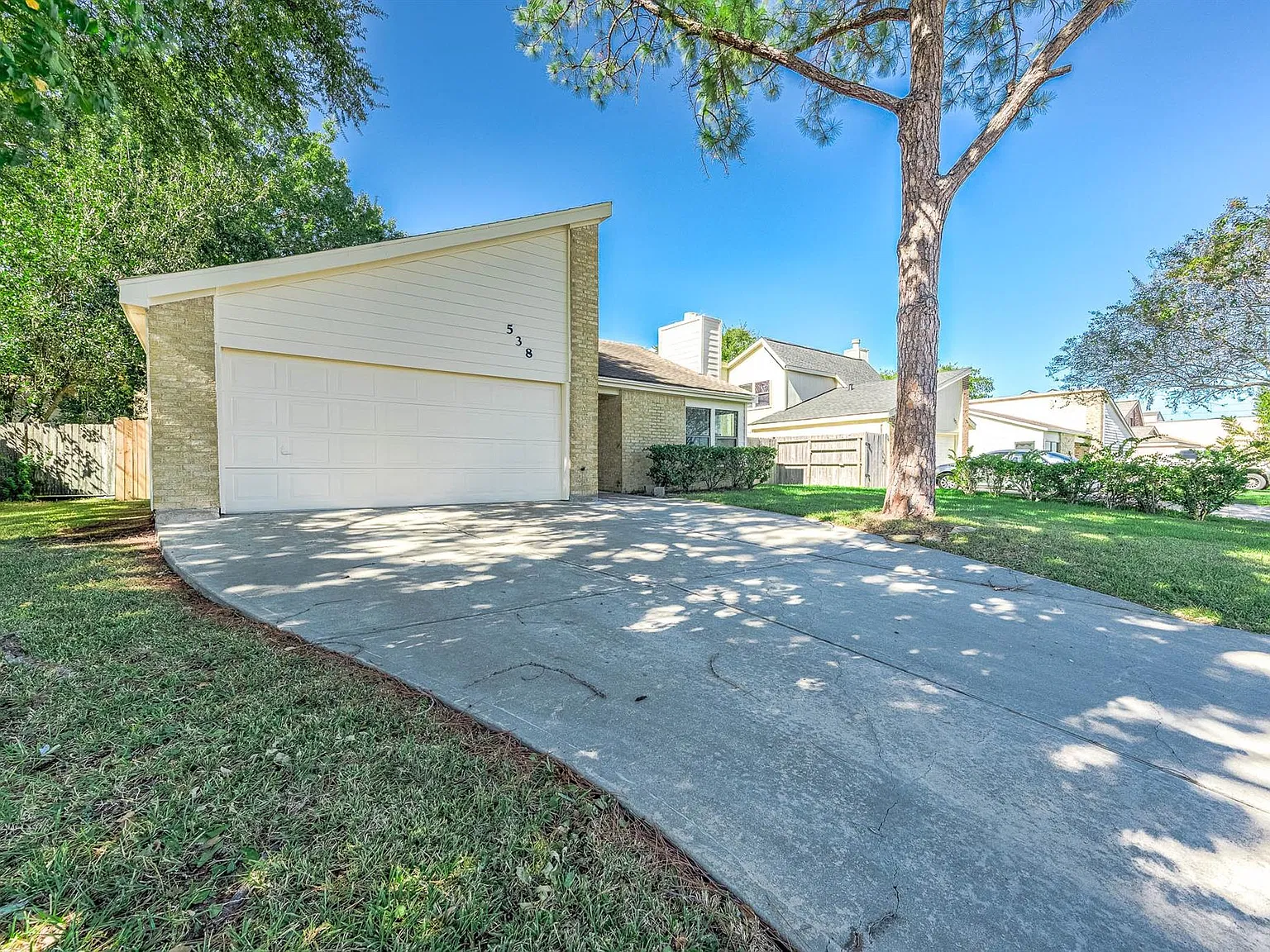 3 bed, 2.0 bath, 1660 sqft, $1,775 — Photo 2
