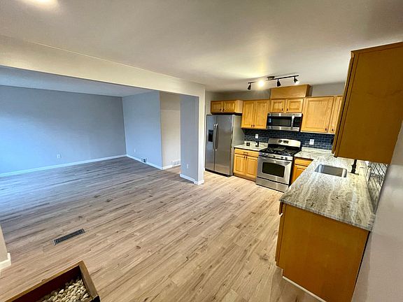 3rd image of 915 E Lincoln Ave
