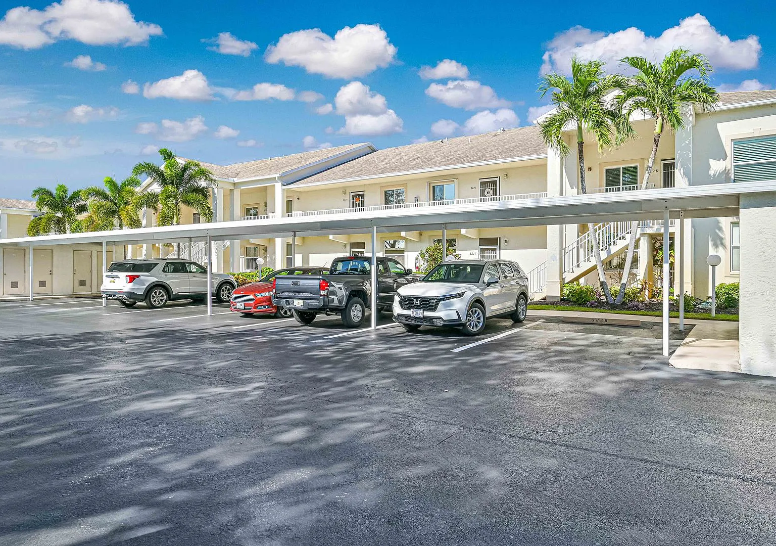 ~ 2/2 Lake View ~ Fully Furnished Turnkey~ — Photo 1