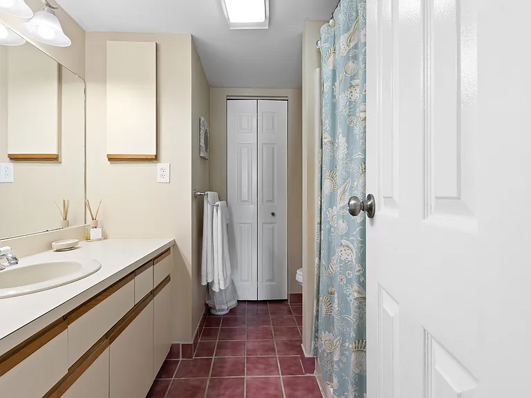 1 Seacliff Ave — Photo 37