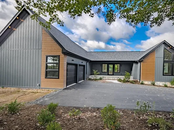 121 Charter Ct, Jefferson, NC 28640