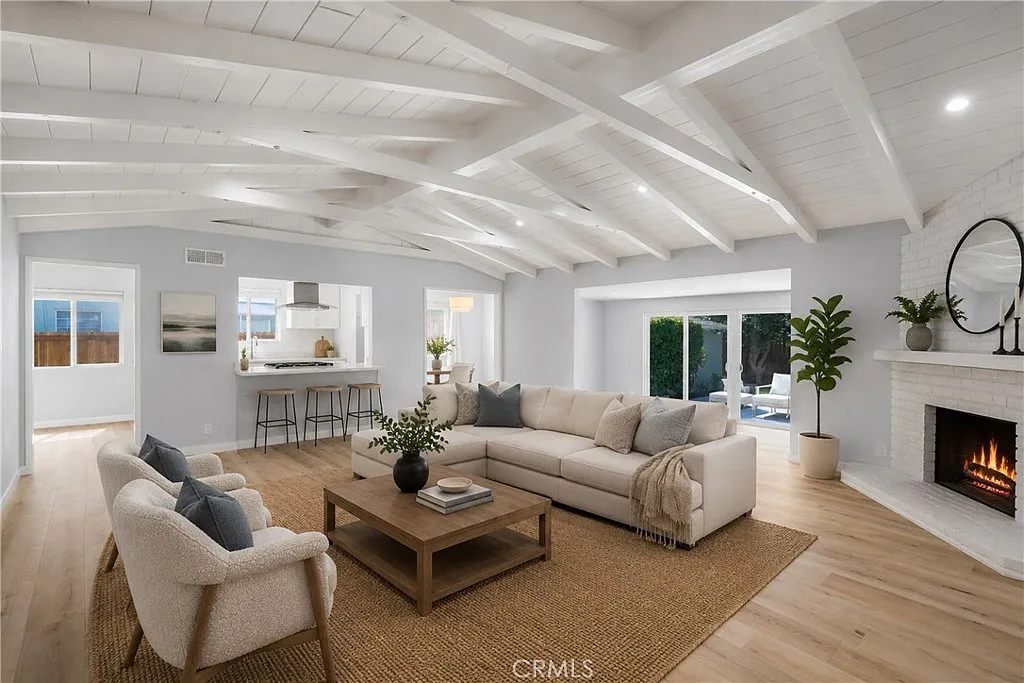 4 bed, 2328 sqft, $5,700 — Photo 4