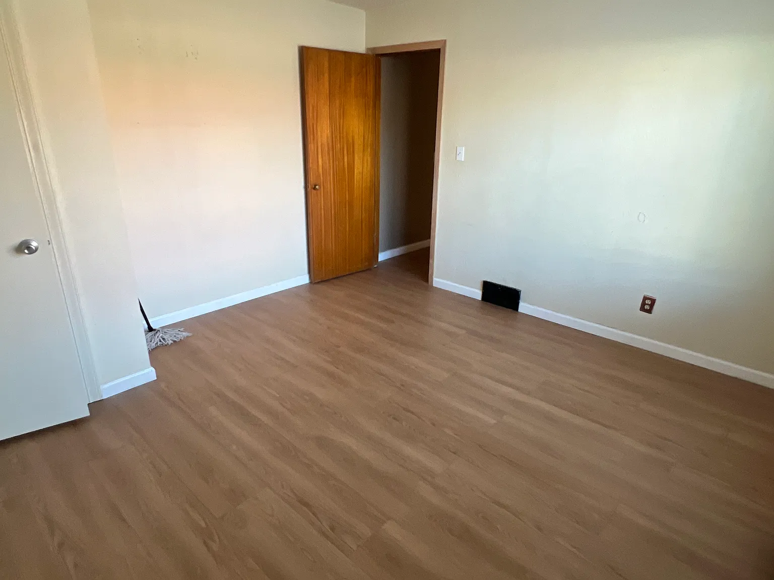 2 bed, 1000 sqft, $1,300 — Photo 4