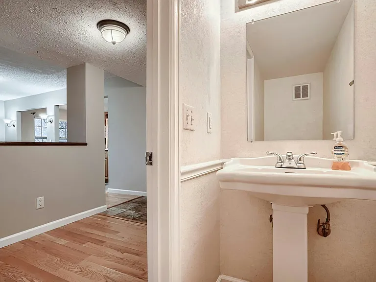 2528 S Vaughn Way #D — Photo 12