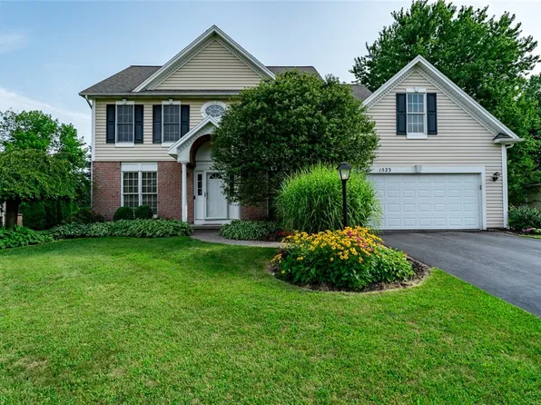 1523 Fieldcrest Dr, Webster, NY 14580