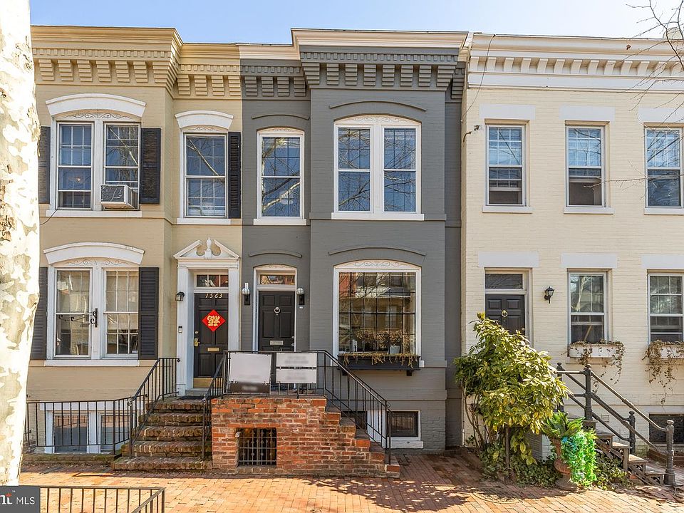 1st image of 1561 33rd St NW