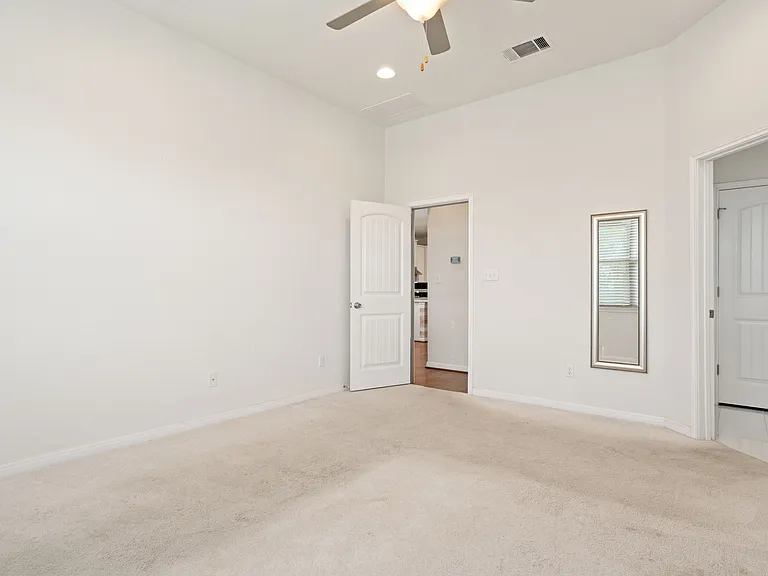 928 Myrna Bnd — Photo 16