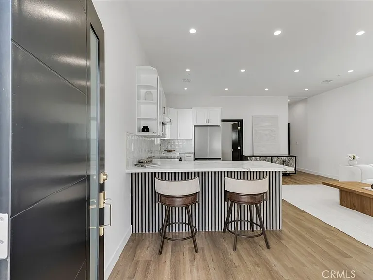 6208 Beeman Ave — Photo 4