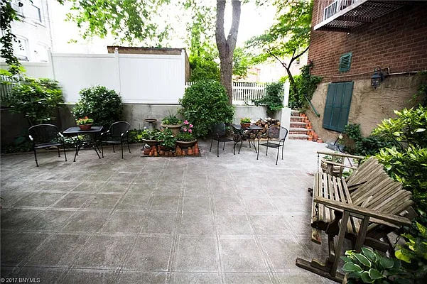 Sold by Remax Edge | media 12