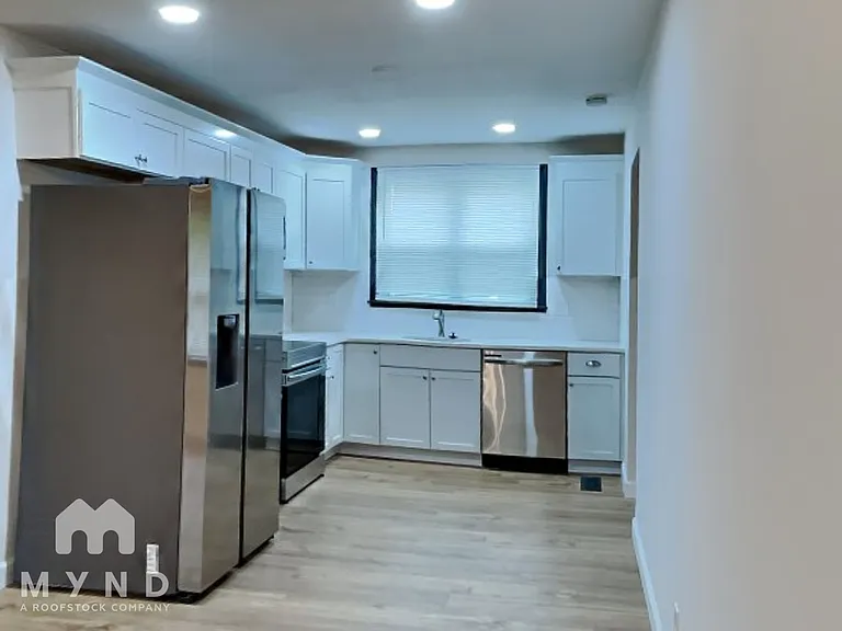 352 Melpar Dr — Photo 2