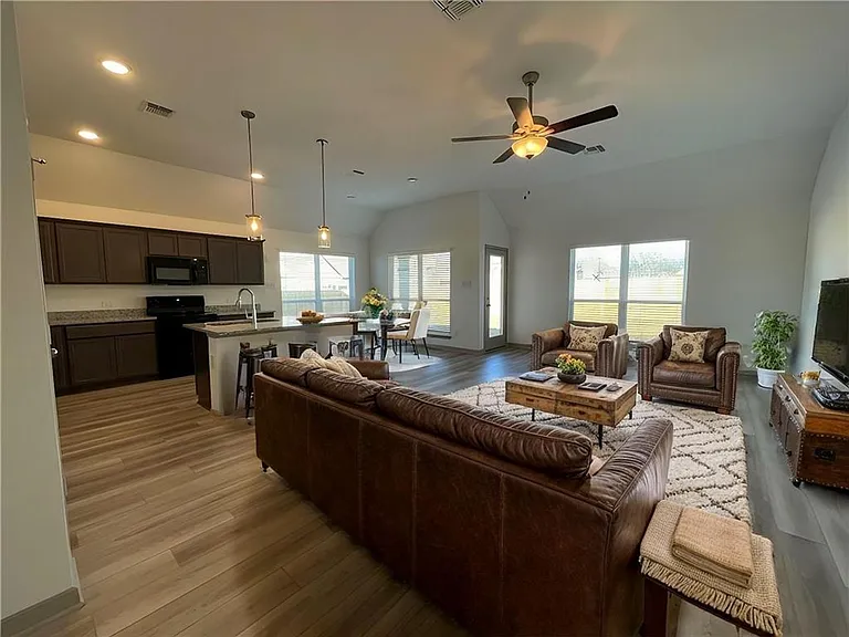 917 Hollyhock Dr — Photo 6