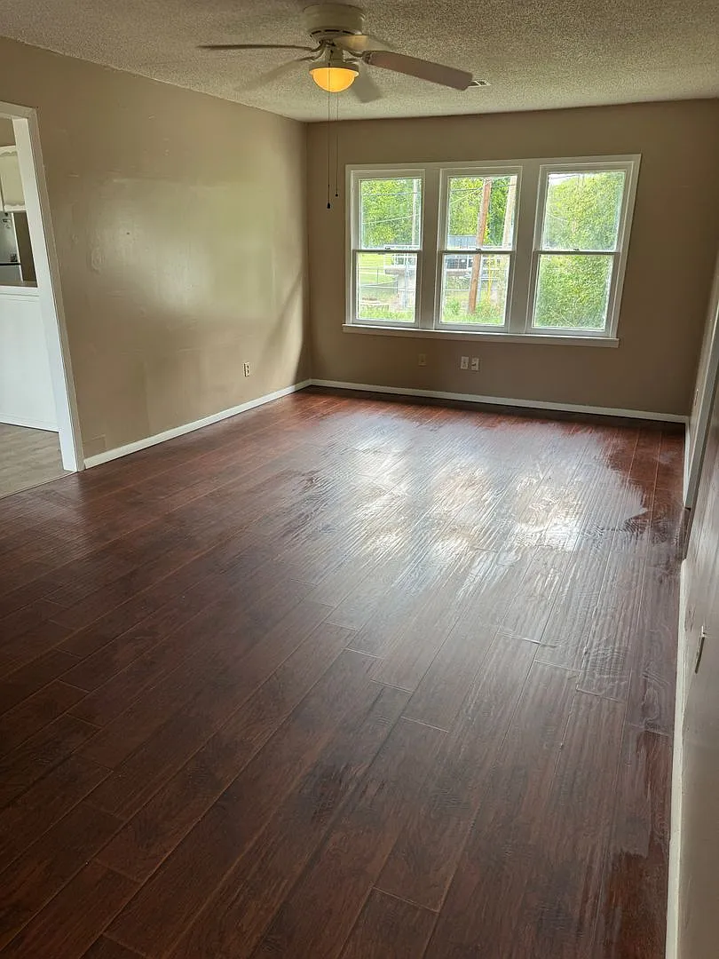 132 N Comanche — Photo 3