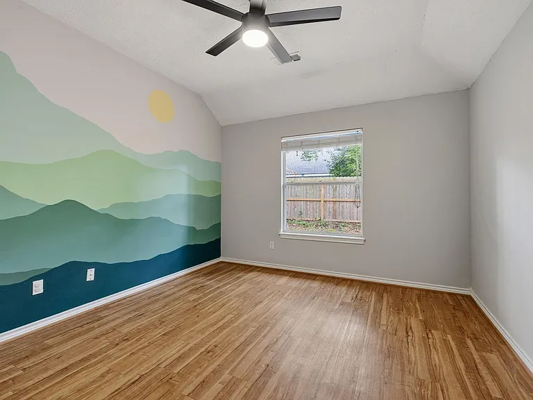 909 Katie Ln — Photo 35