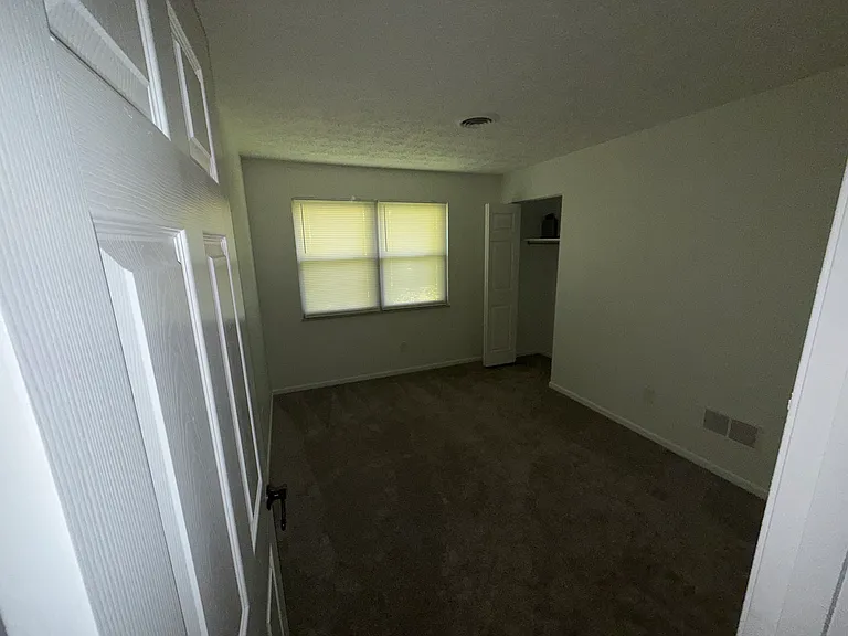 715 W Chestnut St #12 — Photo 6