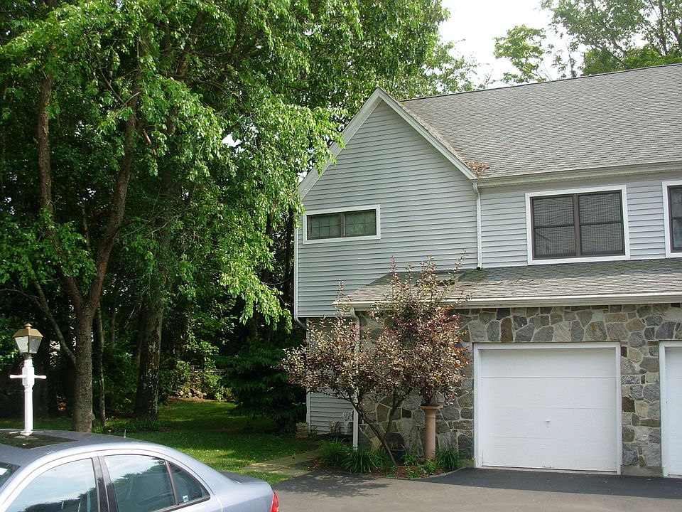 Front View w/Garage