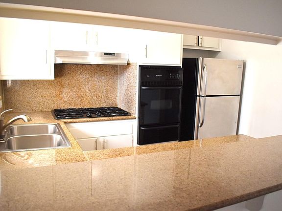 4th image of 13807 Oxnard St APT 12