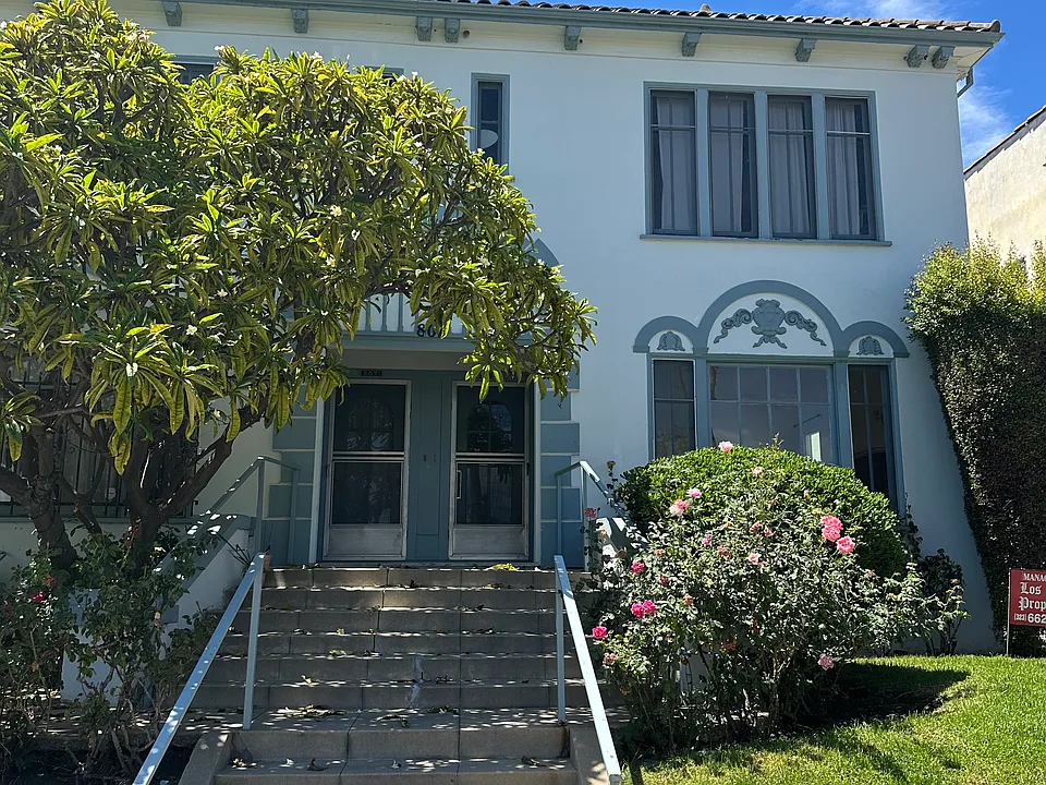 809 1/2 N Ridgewood Pl #809