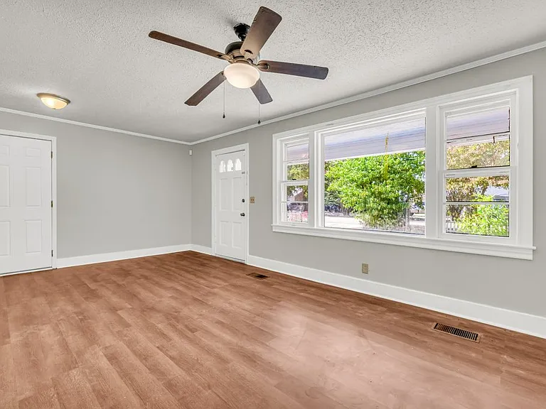 132 Juanita St — Photo 2
