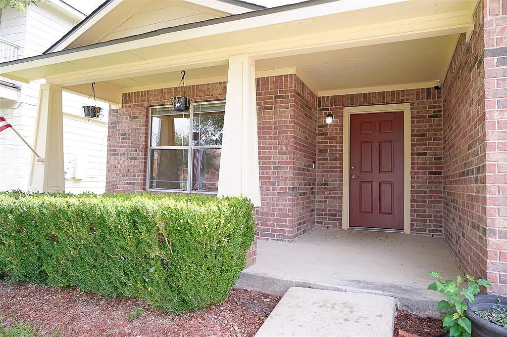 3 bed, 2.0 bath, 1915 sqft, $2,000 — Photo 2