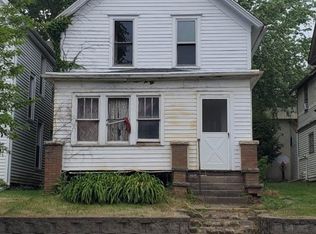 418 W Main St, Freeport, IL 61032