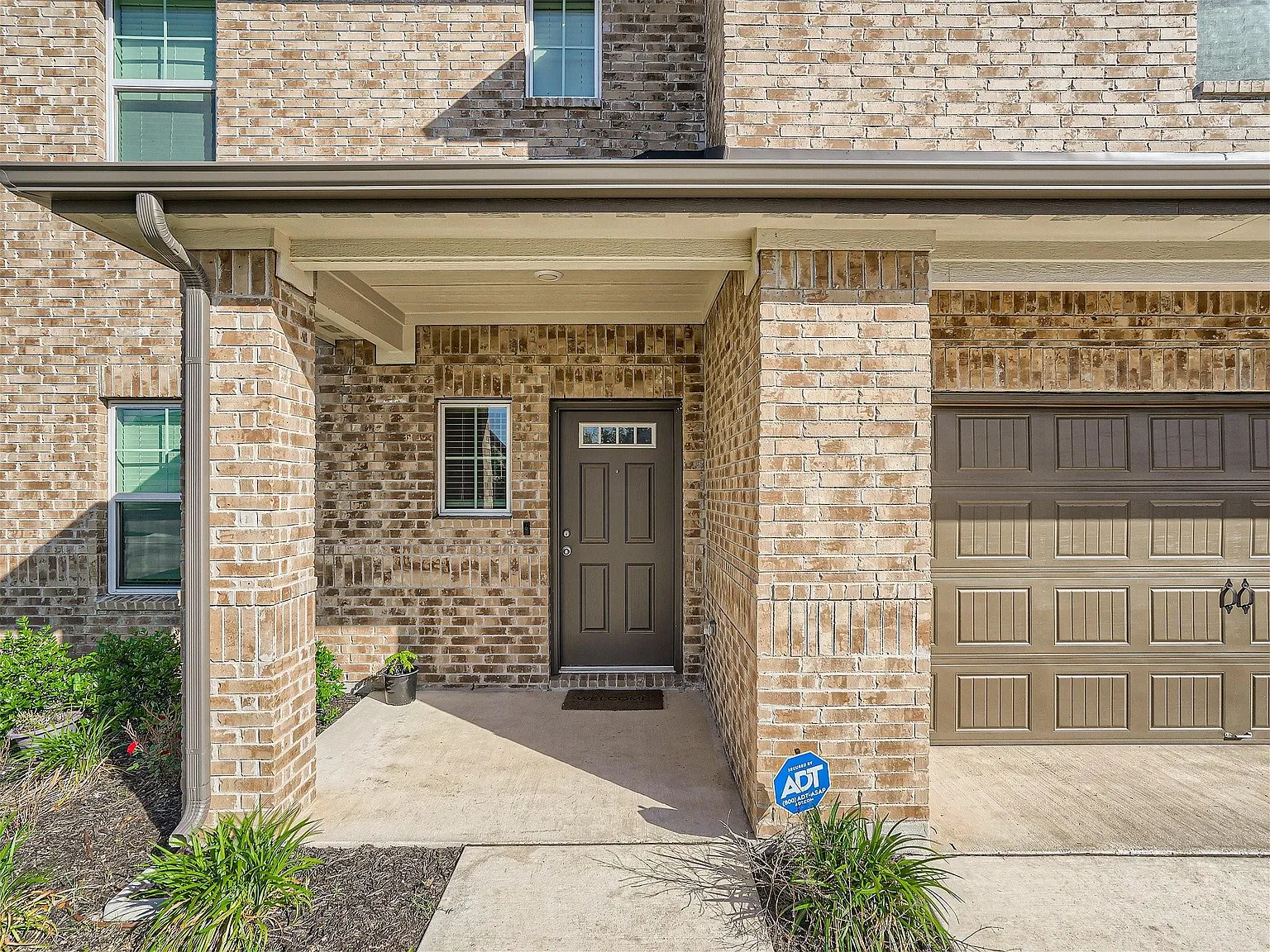 3 bed, 2.5 bath, 2515 sqft, $2,399 — Photo 3
