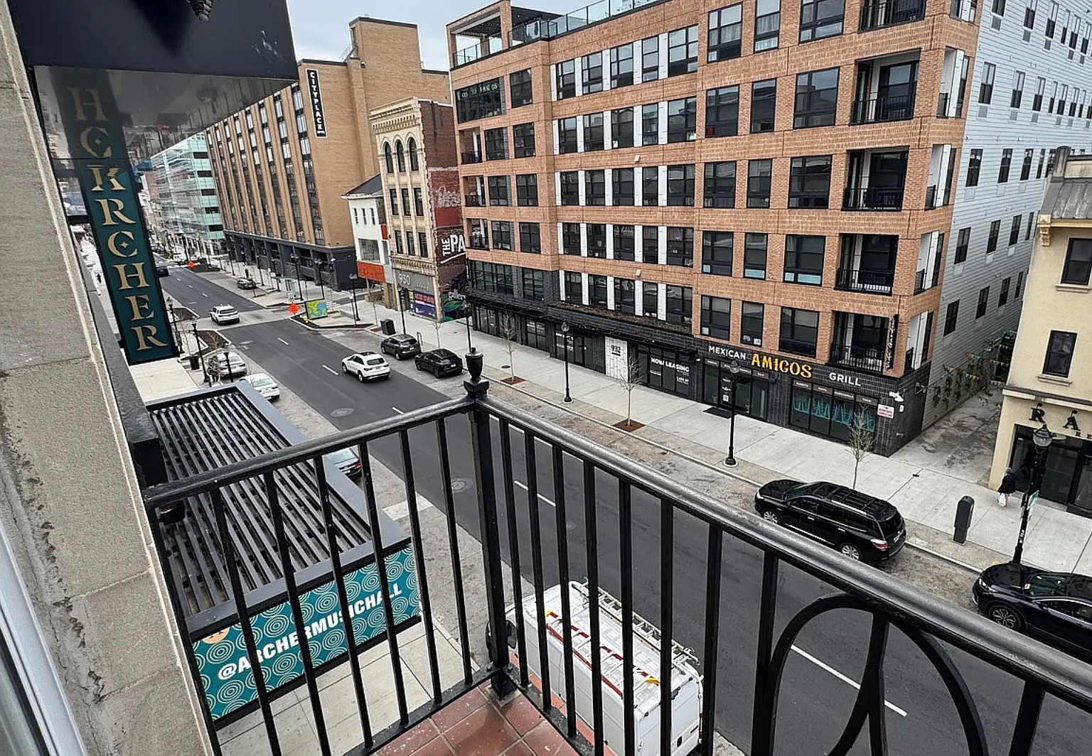 941 W Hamilton Street — Photo 2