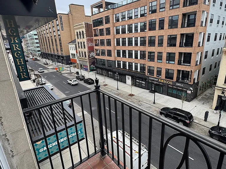 941 W Hamilton Street — Photo 3