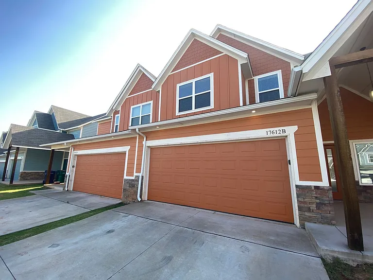 17612 Hampton Park Dr #B — Photo 2