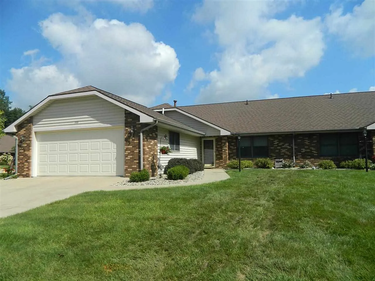 388 Baythorne Dr photo 1