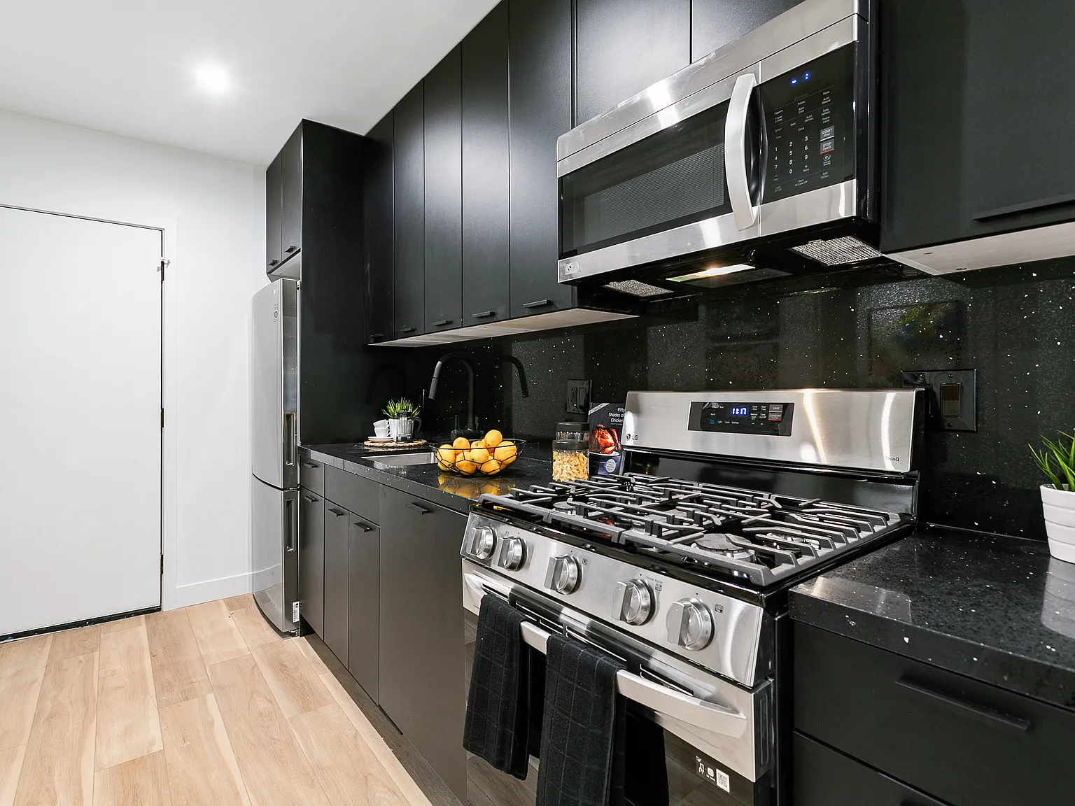 3 bed, 1100 sqft, $2,879 — Photo 1